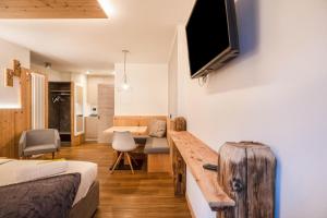 Μια τηλεόραση ή/και κέντρο ψυχαγωγίας στο Chalet Osmar Suite 2