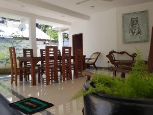 a dining room with a table and chairs at VOGEL NEST in Midigama East