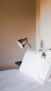 een bed met een lamp erop bij Karivo in Windhoek