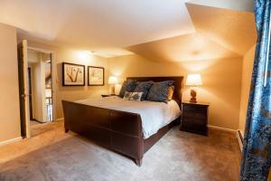 Un pat sau paturi într-o cameră la Sunburst Duplex with Private Hot Tub