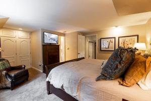 1 dormitorio con 1 cama grande y TV en Sunburst Duplex with Private Hot Tub, en Vail