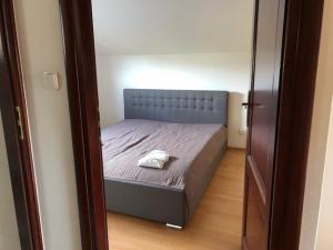 Un dormitorio con una cama con una toalla. en Dom całoroczny Sarbinowo, en Sarbinowo