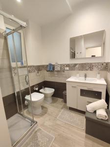 La salle de bains est pourvue de toilettes, d'un lavabo et d'une douche. dans l'établissement Masa House, à Palerme