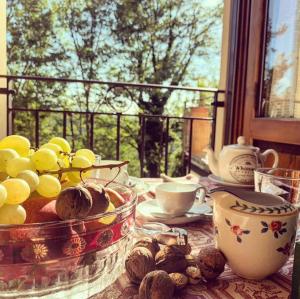 uma mesa com um monte de uvas e copos sobre ela em Agriturismo i Gessi em Calvignano