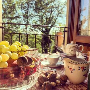 une table avec un paquet de raisins et de tasses dessus dans l'établissement Agriturismo i Gessi, à Calvignano