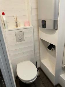 Elle comprend une petite salle de bains pourvue de toilettes blanches. dans l'établissement Les gîtes de Madline, Le petit Solidor, à Saint-Malo