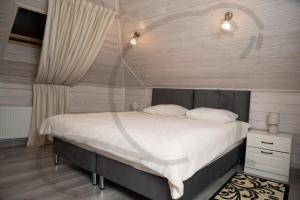 ペチョールィにあるHotel "GERBERG HOUSE"のベッドルーム(白いシーツを使用した大型ベッド1台付)