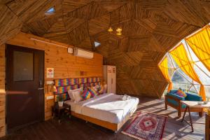 Tempat tidur dalam kamar di goSTOPS Dehradun, Maldevta
