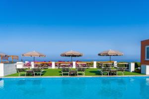 a swimming pool with chairs and umbrellas at Hotel Il Girasole in Anacapri
