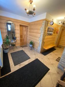 ビャウカにあるPokoje Gościnne Majaのリビングルーム(床にマット付)、シャンデリア