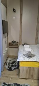 Ліжко або ліжка в номері Apartman Mina Jezero