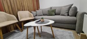 Зона вітальні в Apartman Mina Jezero