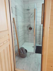 Kúpeľňa v ubytovaní Domek na Ubocy z widokiem i sauną