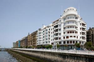 サン・セバスティアンにあるDeluxe Apt-Views to historic Maria Cristina Hotelのギャラリーの写真