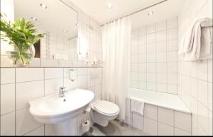 
A bathroom at Hotel Maxim Düsseldorf City
