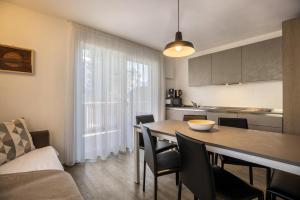 uma cozinha e sala de jantar com mesa e cadeiras em Apartment Sis Residence Bun Ste em San Vigilio Di Marebbe