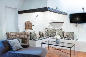 una sala de estar con un sofá y una mesa en Casa9 Hôtel, en Thuir