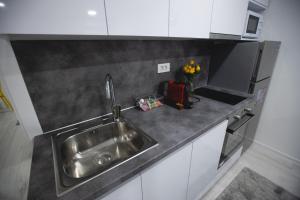 Kuchyň nebo kuchyňský kout v ubytování Apartmani Dora + 22 fotografií