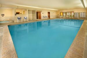 a large swimming pool in a hotel with blue lighting at Tolovana Inn in Cannon Beach