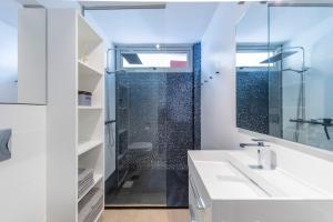 a bathroom with a shower and a white sink at MEDANO4YOU Surfers Paradise Casa Medano in El Médano