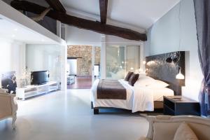 Un dormitorio con una cama grande y un televisor. en Casa9 Hôtel, en Thuir 45 fotos más