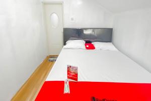 Postel nebo postele na pokoji v ubytování RedDoorz Syariah Plus At Cipanas Cianjur