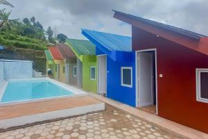 Bazén v ubytování RedDoorz Syariah Plus At Cipanas Cianjur nebo v jeho okolí