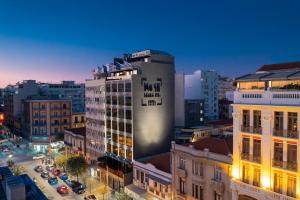 un grand bâtiment avec un panneau dans une ville dans l'établissement No 15 Ermou Hotel, à Thessalonique