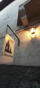 una luz de la calle con un cartel en el lateral de un edificio en Bed and Breakfast L'Annunziata, en Sulmona