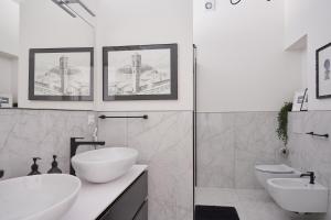 biała łazienka z 2 umywalkami i prysznicem w obiekcie Duomo 55 MQ new flat in the centre of Bolzano w mieście Bolzano +5 zdjęć