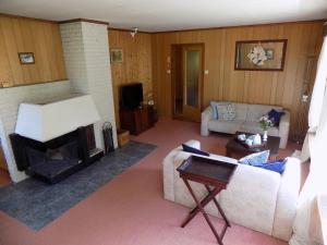 Posezení v ubytování Kråkehaugen Feriehus, a perfect holiday retreat near Åheim