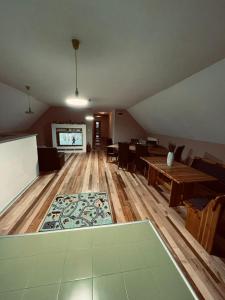 uma grande sala de estar com uma mesa e um tapete em Casa Verde em Foeni