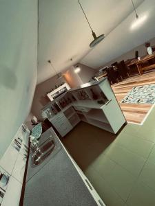 uma vista superior de uma cozinha com electrodomésticos brancos em Casa Verde em Foeni
