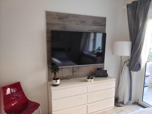 een woonkamer met een tv op een dressoir bij Girasole in Trento