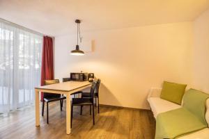 uma sala de estar com uma mesa e um sofá em Apartment Ön Residence Bun Ste em San Vigilio Di Marebbe