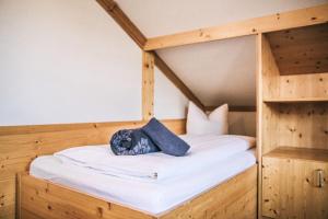 een houten stapelbed met 2 kussens erop bij Haus Hannes Spiss in Sankt Anton am Arlberg