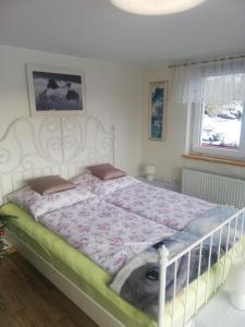 Un dormitorio con una cama grande con una manta de flores en Apartament Bukowy en Kłodzko