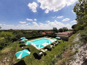 an overhead view of a swimming pool with chairs and umbrellas at Agriturismo Alba in Baone