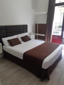 A bed or beds in a room at BCN Urbaness Hotels Bonavista