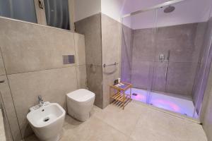 La salle de bains est pourvue de toilettes, d'une douche et d'un lavabo. dans l'établissement Le 4 Stagioni Dante H Napoli Centro, by ClaPa Group, à Naples