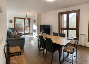 TV a/nebo společenská místnost v ubytování BPIRINEOS-Sierra de Chia
