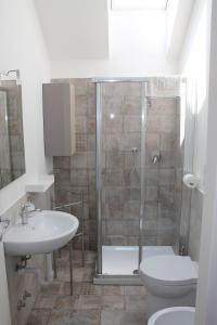 y baño con ducha, aseo y lavamanos. en Residenza Nam, en Alassio