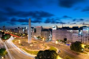 布宜诺斯艾利斯格劳贝尔斯共和酒店的市中心的一座城市,在晚上有一座大方尖碑