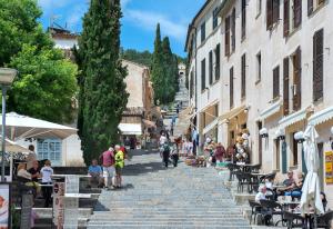 Hostia v ubytovaní Owl Booking Villa Xisca - 18 min Walk to the Old Town