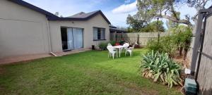 a backyard with a table and chairs and a fence at Migdal Oz aka Rufpatch in Smithfield