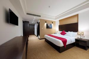 
A bed or beds in a room at Horizon Hotel
