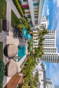 un rendimiento de un edificio con piscina y plantas en Nobleton Hotel en Fort Lauderdale