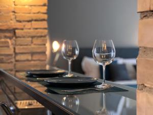 罗马RomeAsYouLike - Magenta Loft的两杯酒坐在桌子上,盘子上 更多15张照片