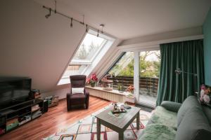ein Wohnzimmer mit einem Sofa und einem Tisch in der Unterkunft Ferienwohnungen Glockenberg in Altenau