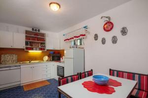 een keuken met een tafel en een kom erop bij Apartment Oaza in Supetar